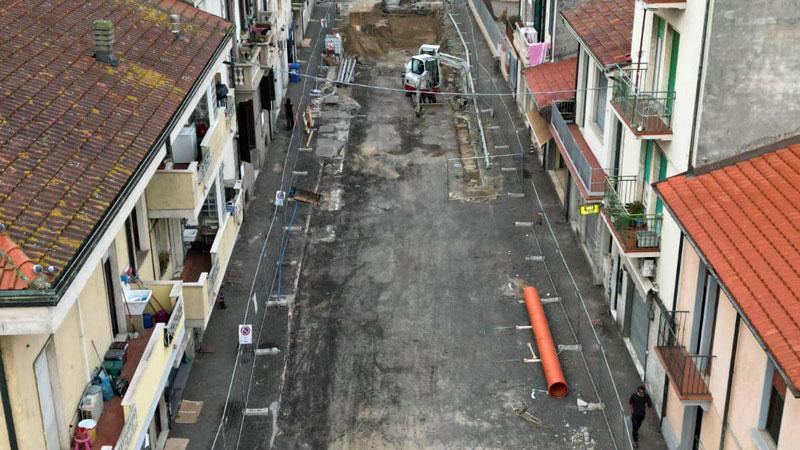 Viareggio, in via Mazzini problema con la fognatura: mancano gli allacci
