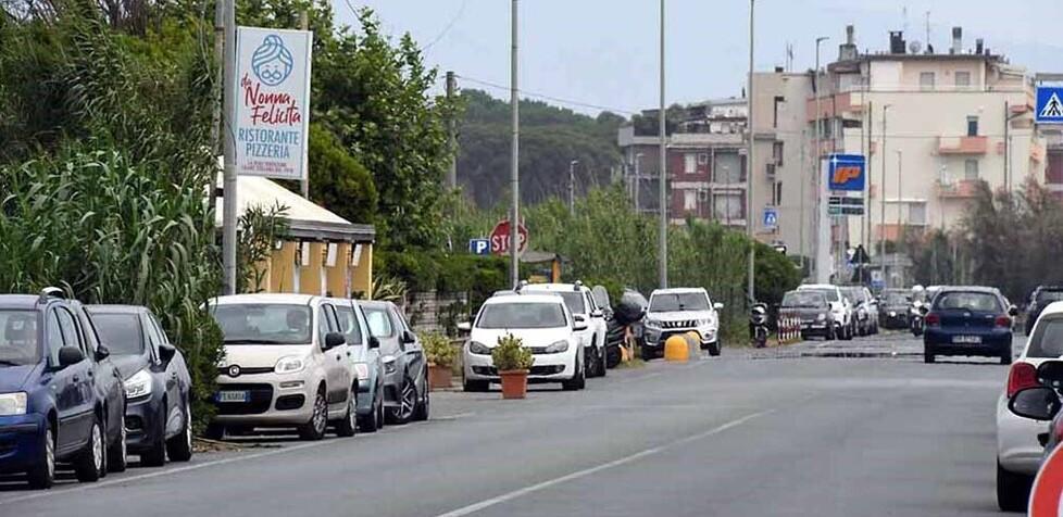 Carrara, l’appello di una madre: «Il mio Emanuele è morto nella strada dove il parcheggio selvaggio continua»