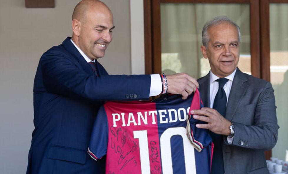 Il ministro dell'Interno Matteo Piantedosi, un passato di tifoso di Gigi Riva, riceve la maglia numero 10 dal presidente Tomaso Giulini