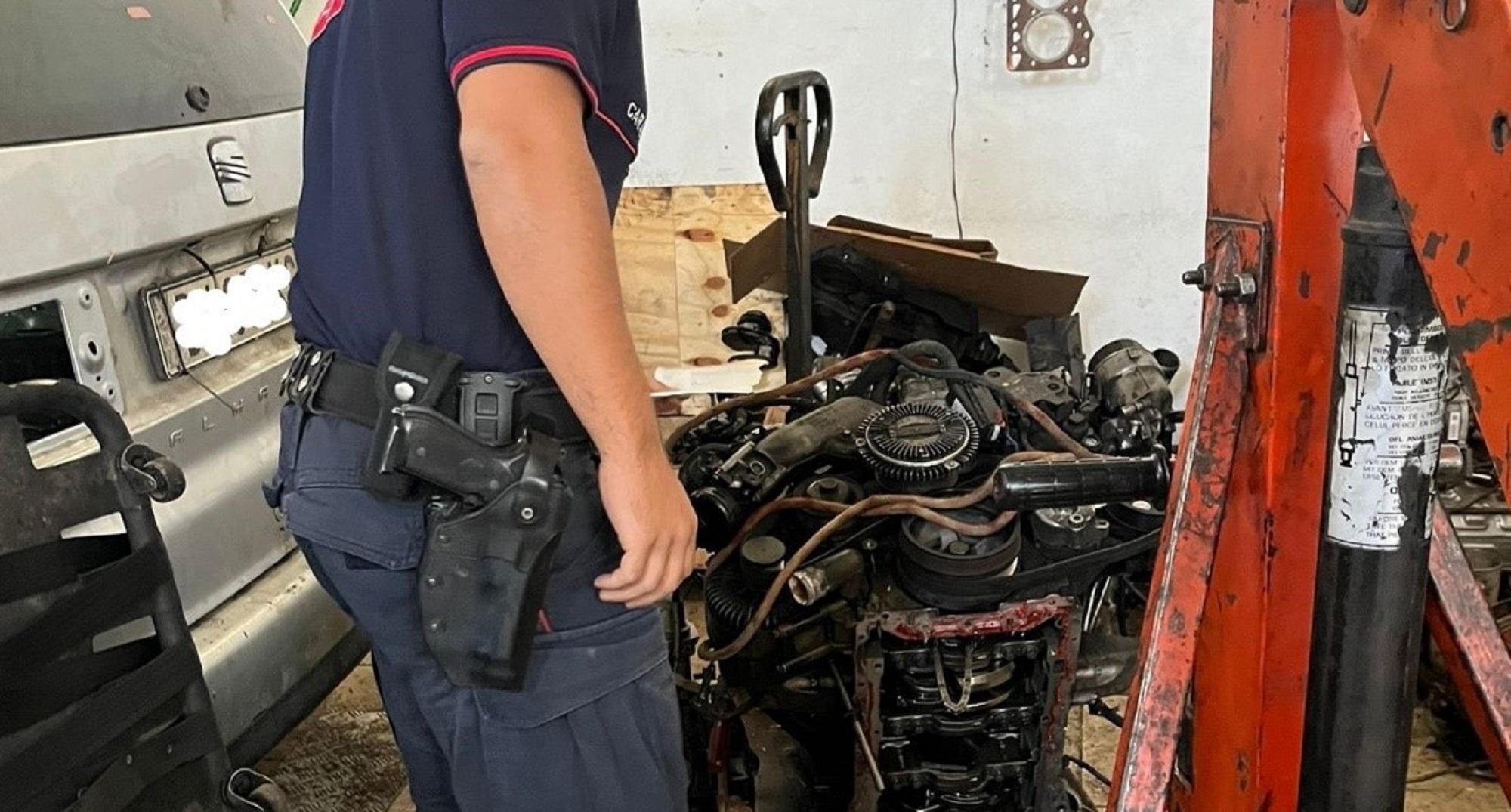 L'intervento dei carabinieri forestali nell'officina