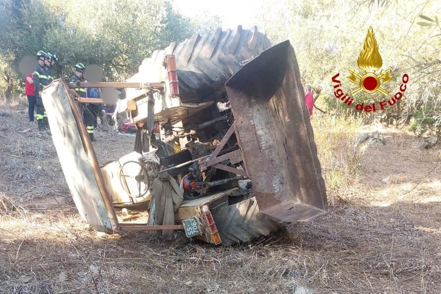 Nonno e le 2 nipoti feriti nel trattore finito in una scarpata a Tula