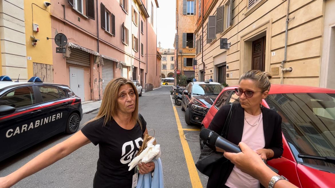 Sentenza per il delitto di Massa: caos in aula, volano le sedie 