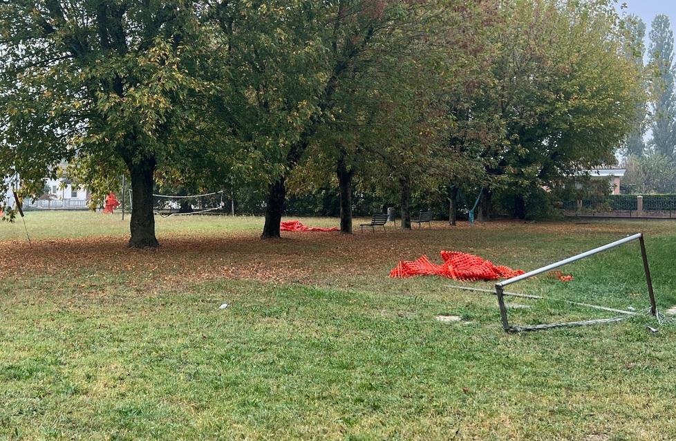 Berra. Vandali scatenati vicino alla palestra: danni e proteste