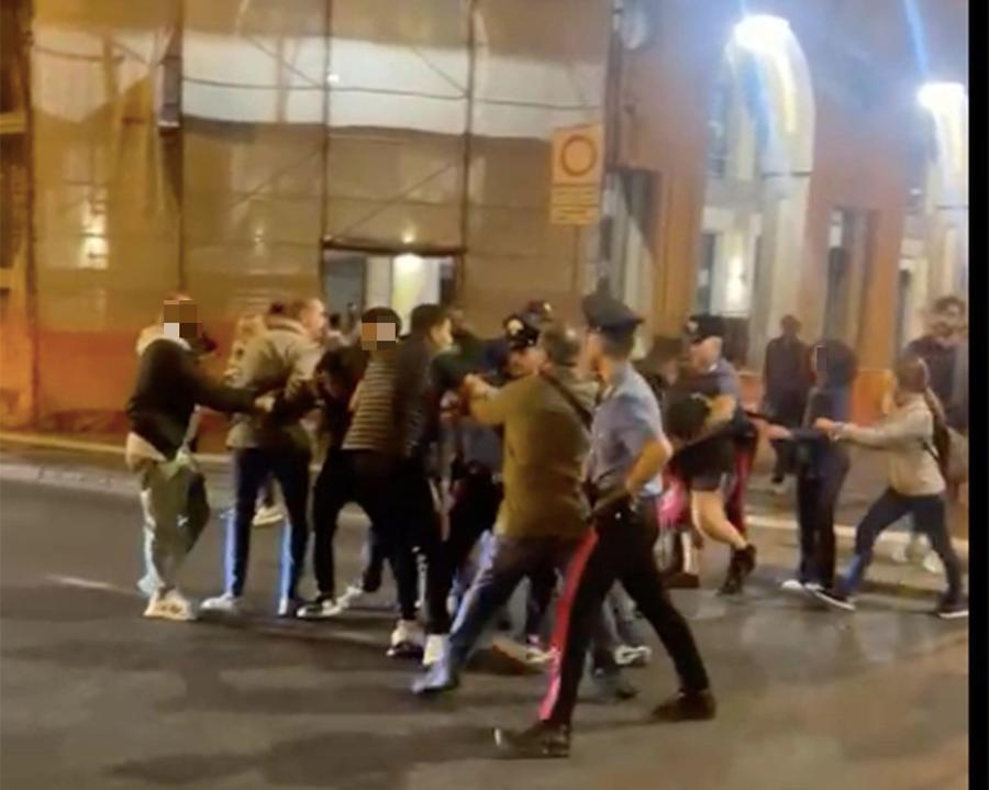 Livorno, caos dopo la manifestazione per Israele con rissa dietro al Duomo: denunciati in tre – Video