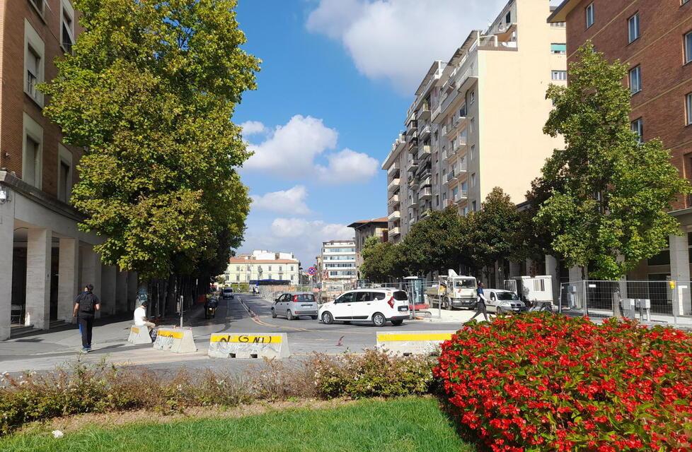 Una veduta di viale Gramsci da piazza della Stazione