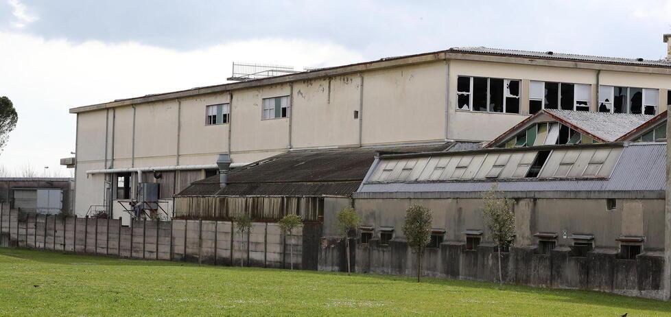 Una immagine della fabbrica ex Kartos tra via Tevere e via Volturno nel Sottoverga (foto Nucci)