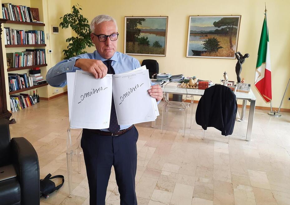 Il sindaco Giorgio Del Ghingaro mostra la risposta di Retiambiente con gli “omissis”
