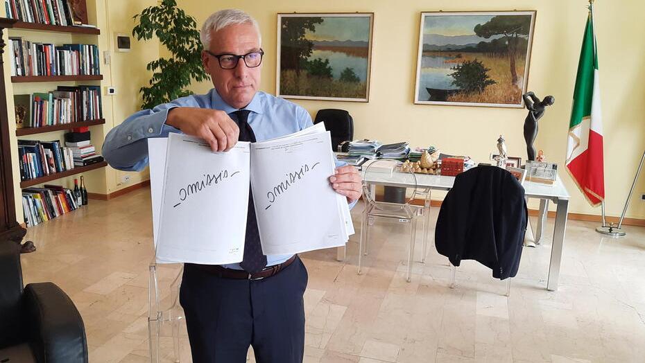 Il sindaco Giorgio Del Ghingaro mostra la risposta di Retiambiente con gli “omissis”