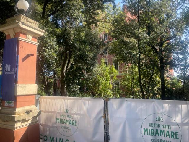 L’ingresso dell’hotel Atlantico. Dall’esterno si vede che il cantiere è fermo