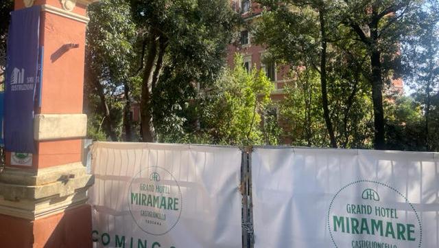 L’ingresso dell’hotel Atlantico. Dall’esterno si vede che il cantiere è fermo