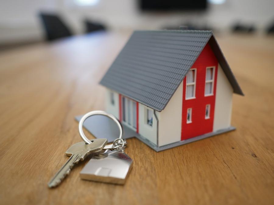 Versilia, non riescono a pagare il mutuo: «Costretti a vendere la casa»