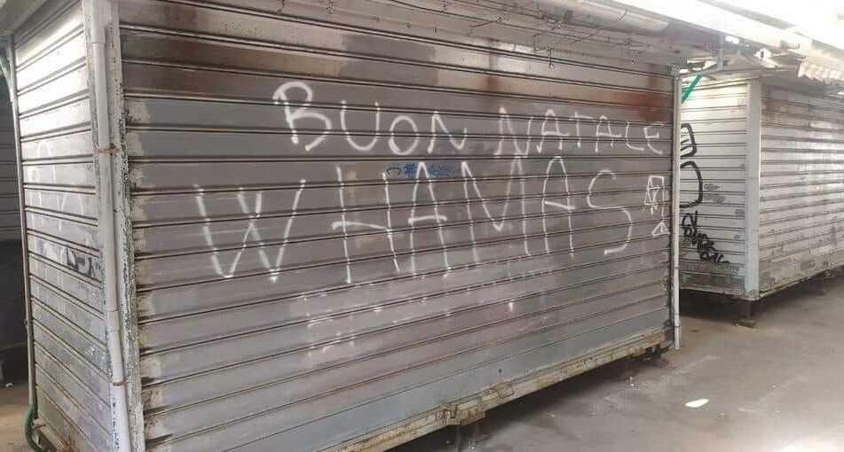 Nella foto (pubblicata sulla pagina Facebook di Celeste Vichi) la scritta pro-Hamas apparsa al mercato di via Buontalenti