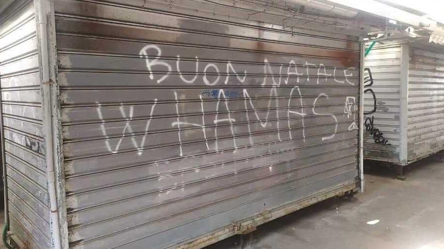 Nella foto (pubblicata sulla pagina Facebook di Celeste Vichi) la scritta pro-Hamas apparsa al mercato di via Buontalenti