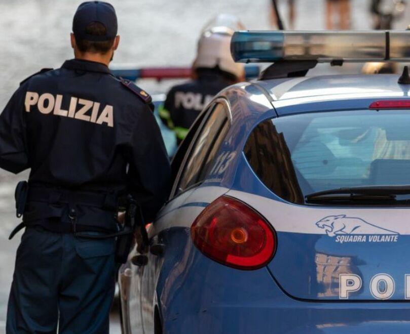 La vittima è riuscito a disarmare l’aggressore. Poi è stato curato per escoriazioni alle gambe