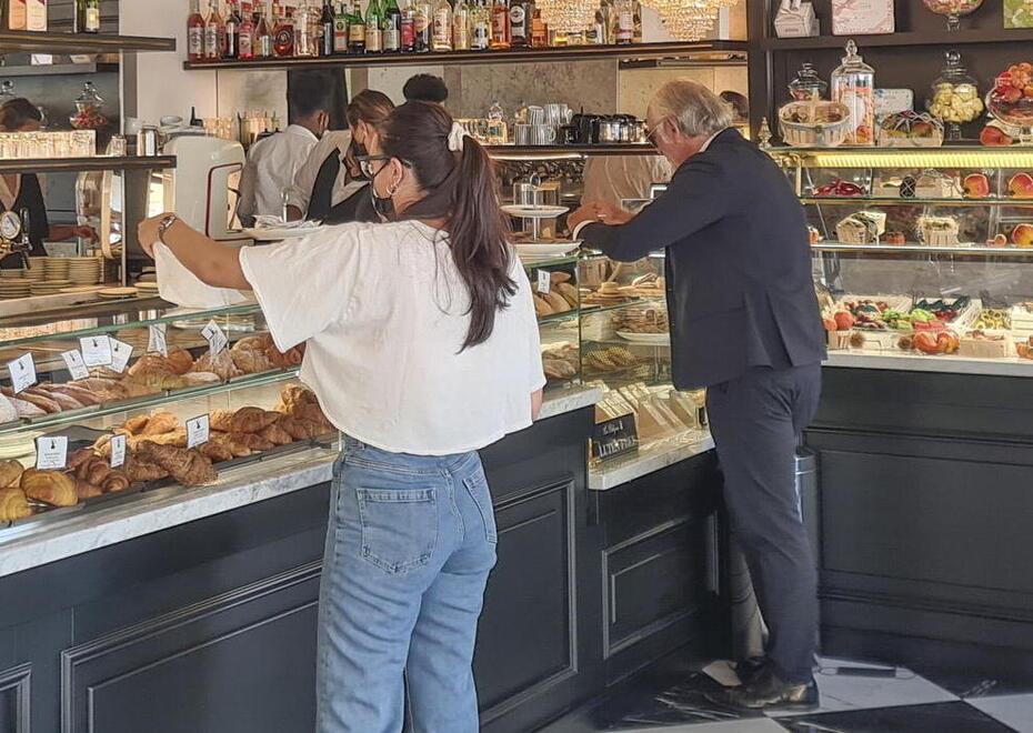 Vignola, fa colazione e le rubano la borsa: «Così ho fermato il ladro al bar» 