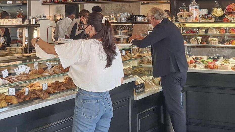 Vignola, fa colazione e le rubano la borsa: «Così ho fermato il ladro al bar»