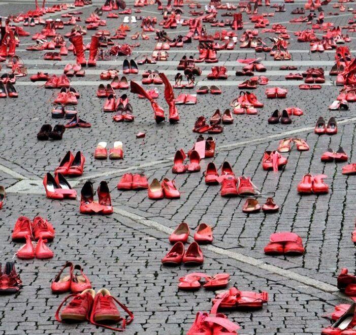 Le scarpette rosse simbolo nazionale della lotta contro la violenza sulle donne: anche la donna aveva chiesto aiuto