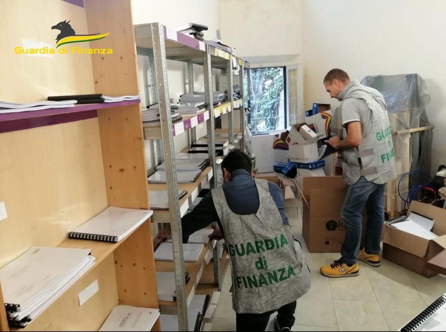 Pisa, copisterie vendevano libri fotocopiati: tre denunciati