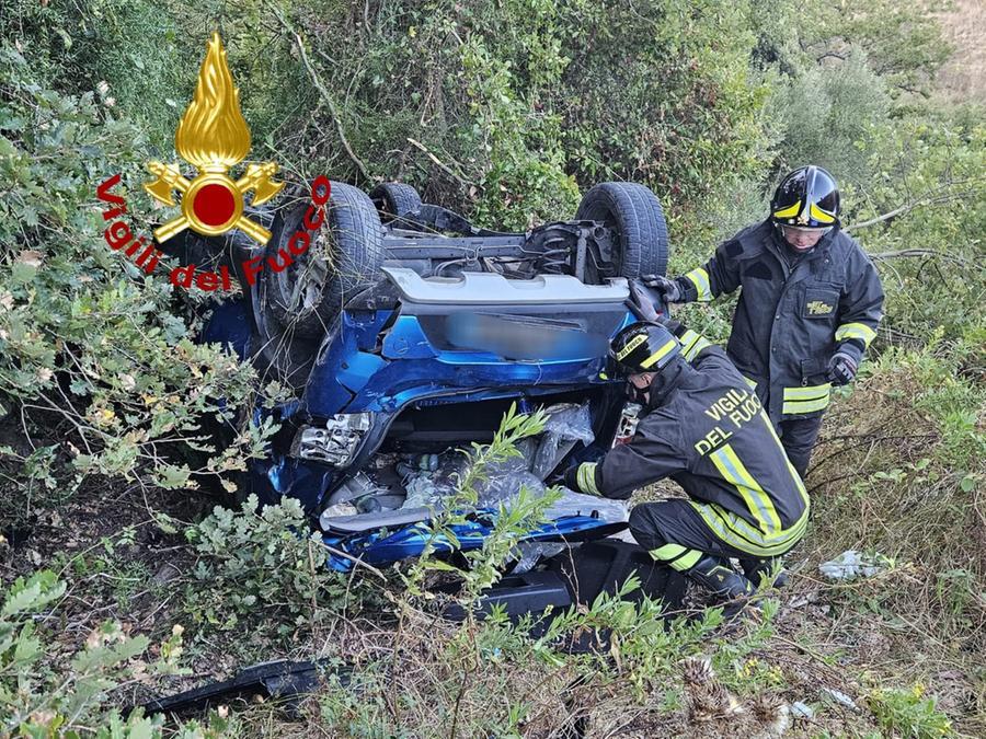 Scivola nella scarpata per 30 metri e si ribalta con l’auto sulla provinciale dell’Anglona