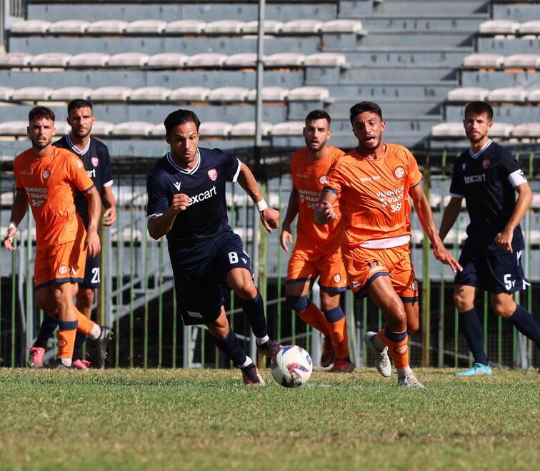Un’azione di gioco della partita che la Pistoiese ha pareggiato in casa col Carpi (foto Nucci)