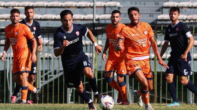 Un’azione di gioco della partita che la Pistoiese ha pareggiato in casa col Carpi (foto Nucci)