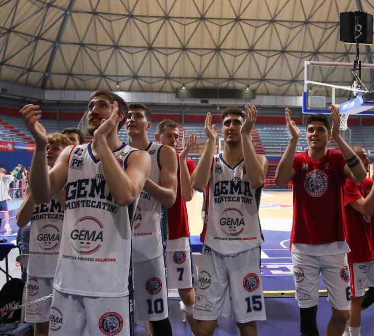 L’esultanza dei giocatori della Gema al Palaterme dopo il successo ottenuto su Fiorenzuola mercoledì sera (foto Nucci)