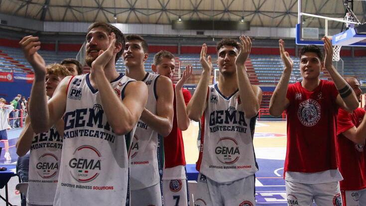 L’esultanza dei giocatori della Gema al Palaterme dopo il successo ottenuto su Fiorenzuola mercoledì sera (foto Nucci)