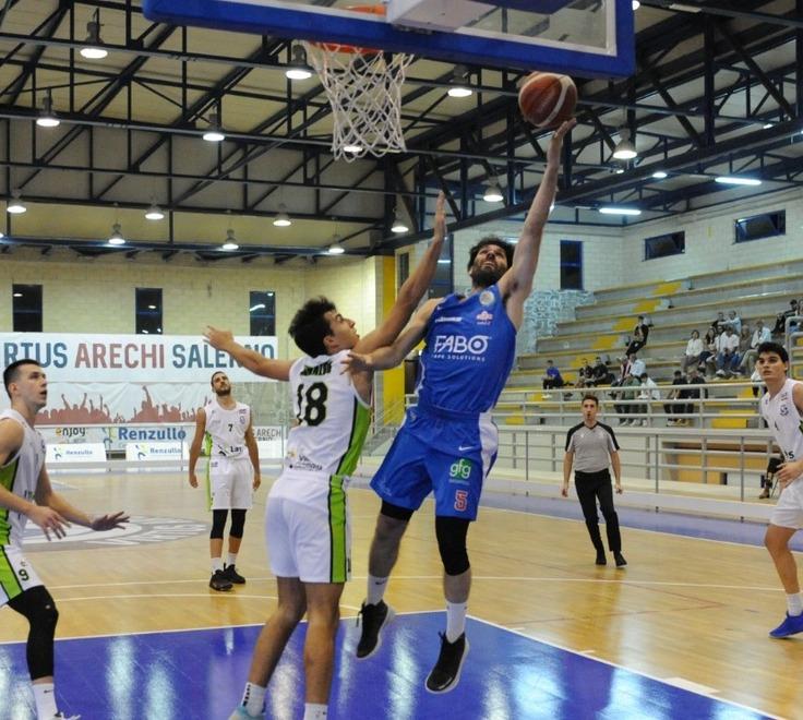 Una penetrazione del play-guarda della Fabo Herons Gianluca Carpanzano nella partita persa dai rossoblù a Salerno