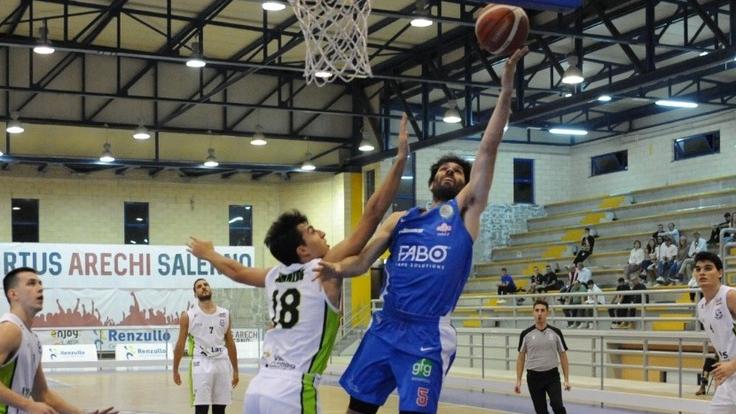 Una penetrazione del play-guarda della Fabo Herons Gianluca Carpanzano nella partita persa dai rossoblù a Salerno