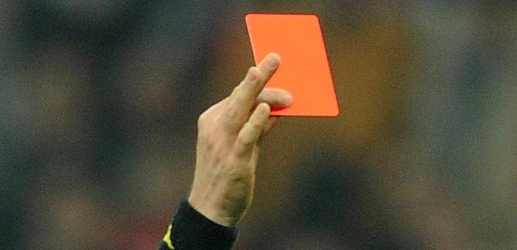 L’arbitro tira fuori il cartellino (foto d’archivio)