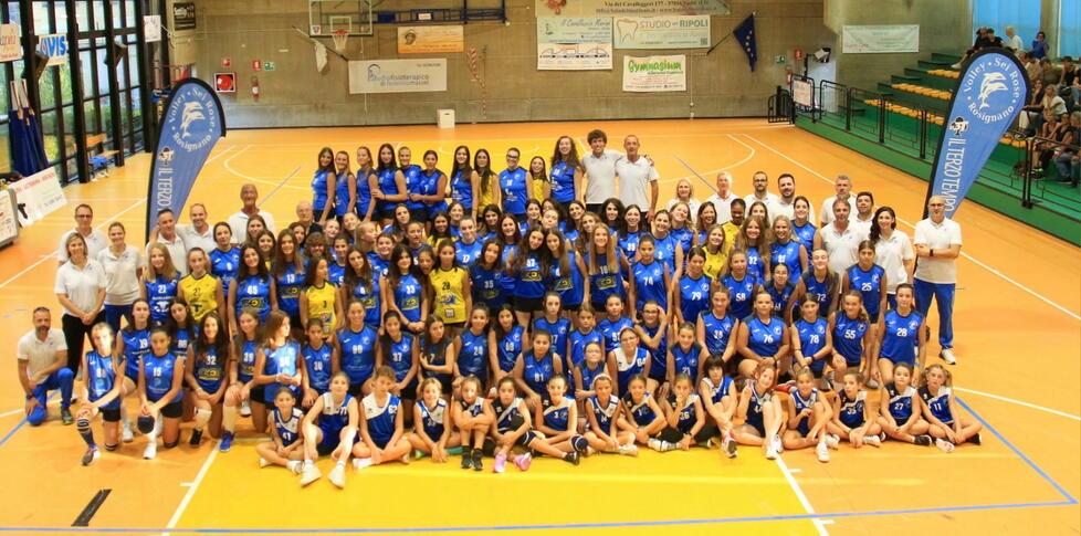 Tutte le ragazze che compongono le squadre del Volley Sei Rose Rosignano riunite al centro del campo