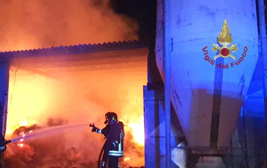 Incendio in un capannone agricolo a Serdiana: bruciati foraggio e attrezzi