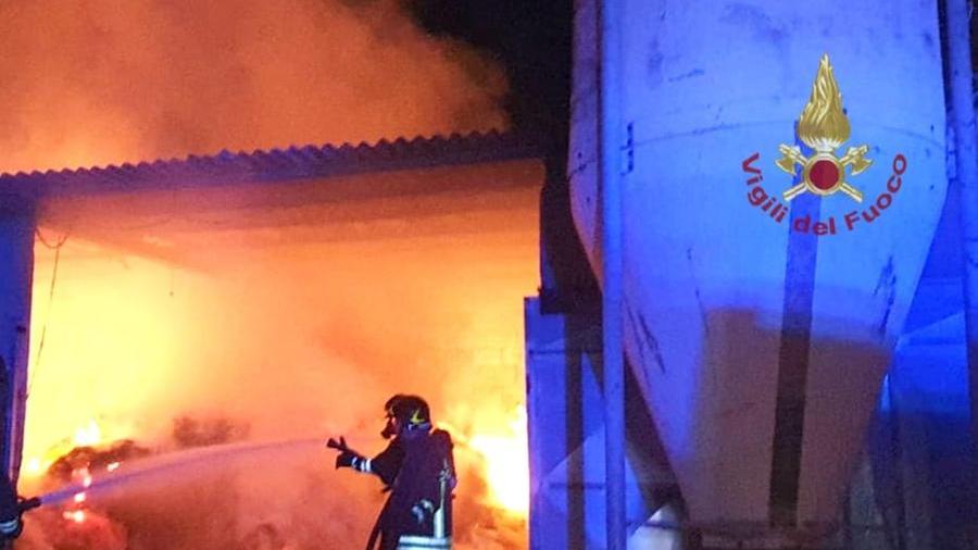 Incendio in un capannone agricolo a Serdiana: bruciati foraggio e attrezzi