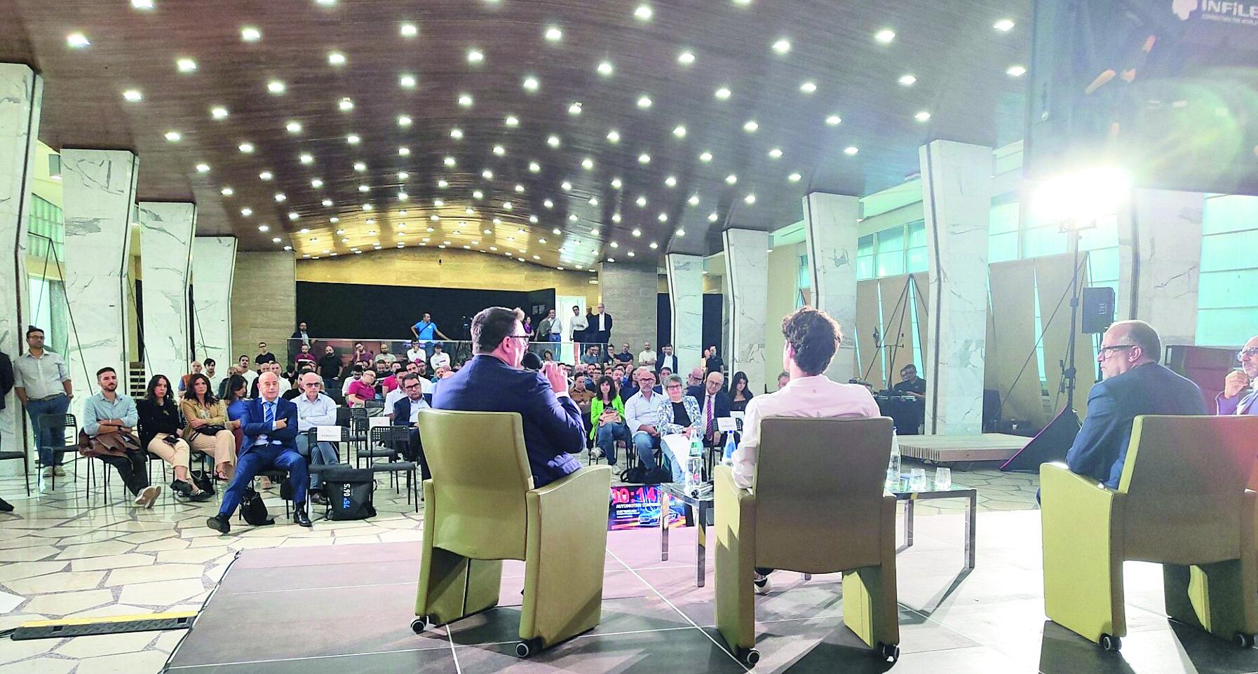 Sassari, la conferenza al Padiglione Tavolara: «In Sardegna pronti a progettare l'auto del futuro»