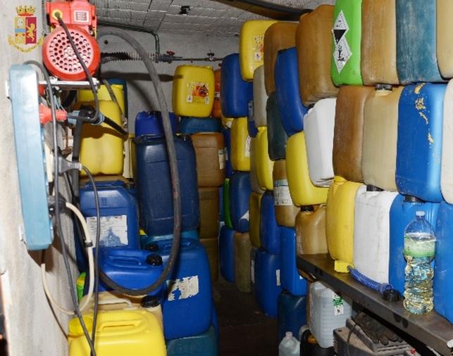 Macomer, arrestato un ladro di gasolio: aveva in casa un deposito di 3mila litri