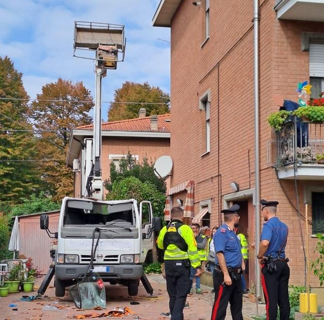 Mirandola. Cede il cestello e due operai precipitano da dieci metri<br type="_moz" />
