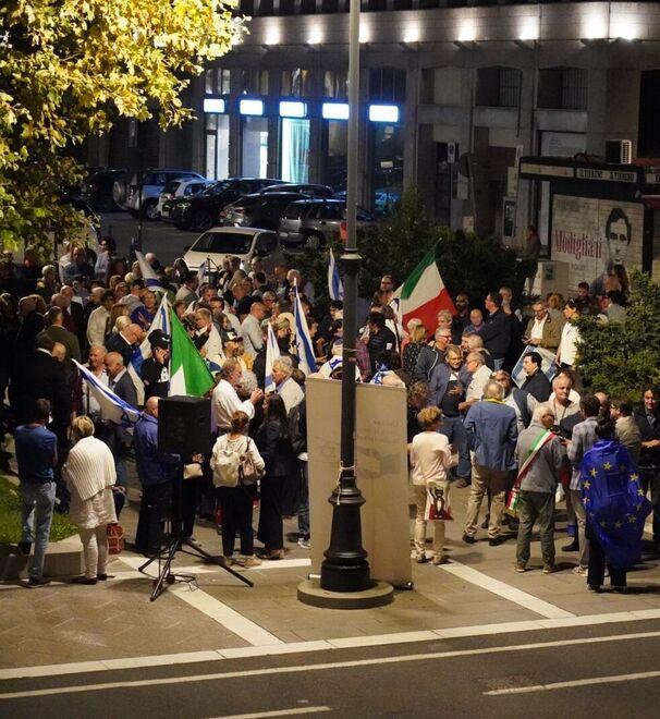 I manifestanti davanti al Comune