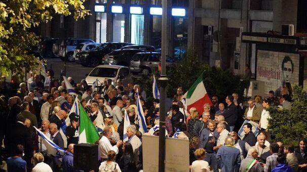 I manifestanti davanti al Comune