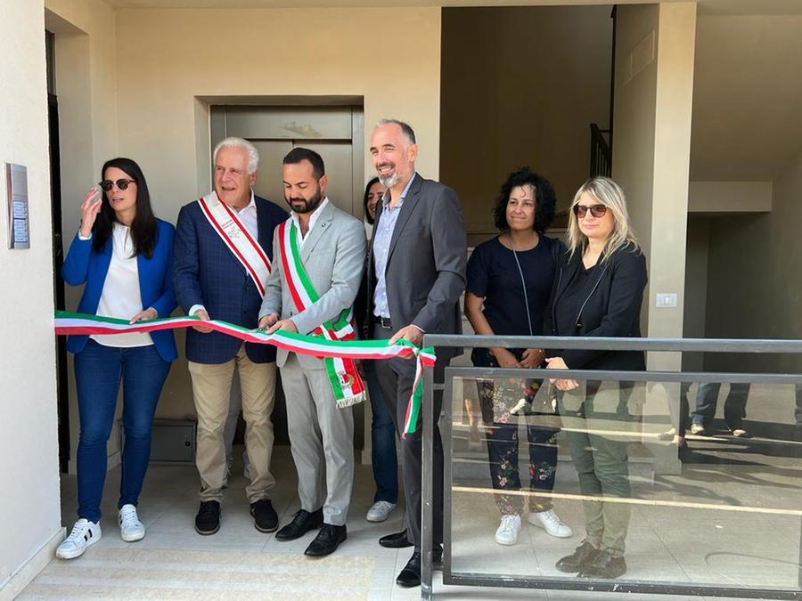 
	Il taglio del nastro col sindaco Cucini, il governatore Giani e il dg di Publicasa Gambuti

