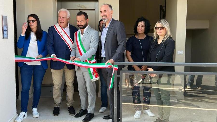 Il taglio del nastro col sindaco Cucini, il governatore Giani e il dg di Publicasa Gambuti