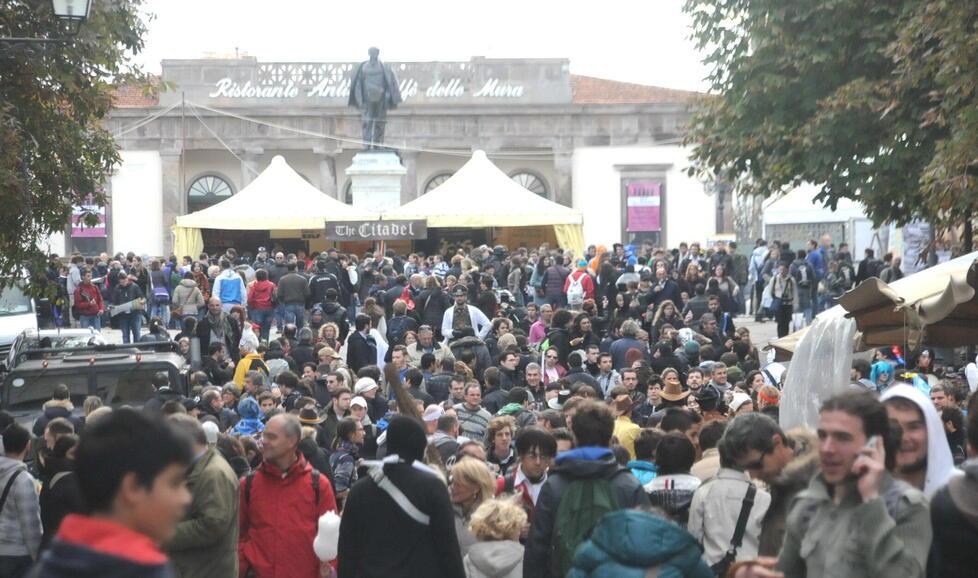 La folla in una passata edizione di Lucca C&G (e quest’anno al momento sono già stati venduti oltre 215mila biglietti)