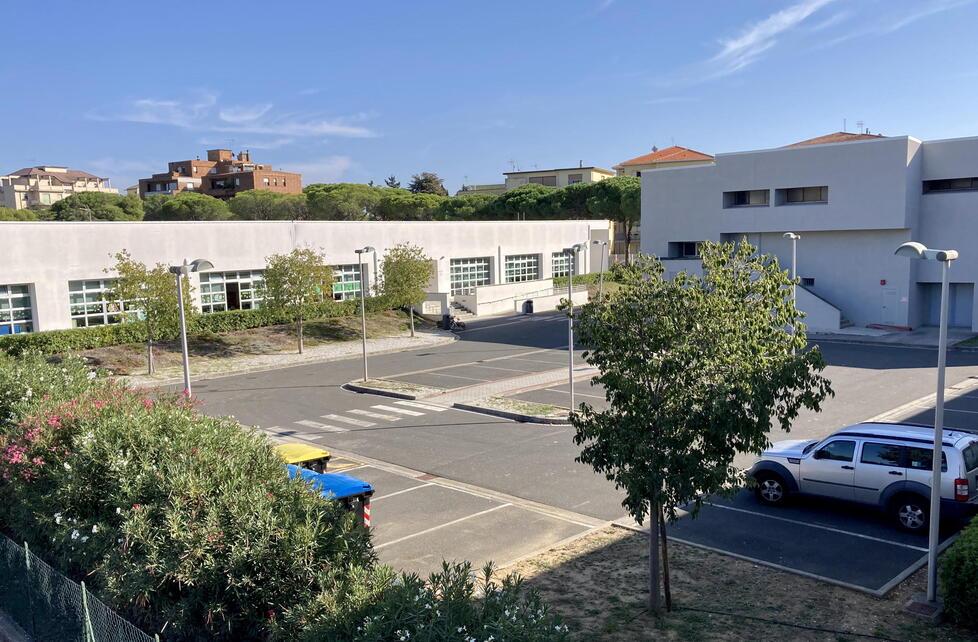 L’area dove verrà realizzata la nuova mensa e l’assessora Daniela Pampaloni