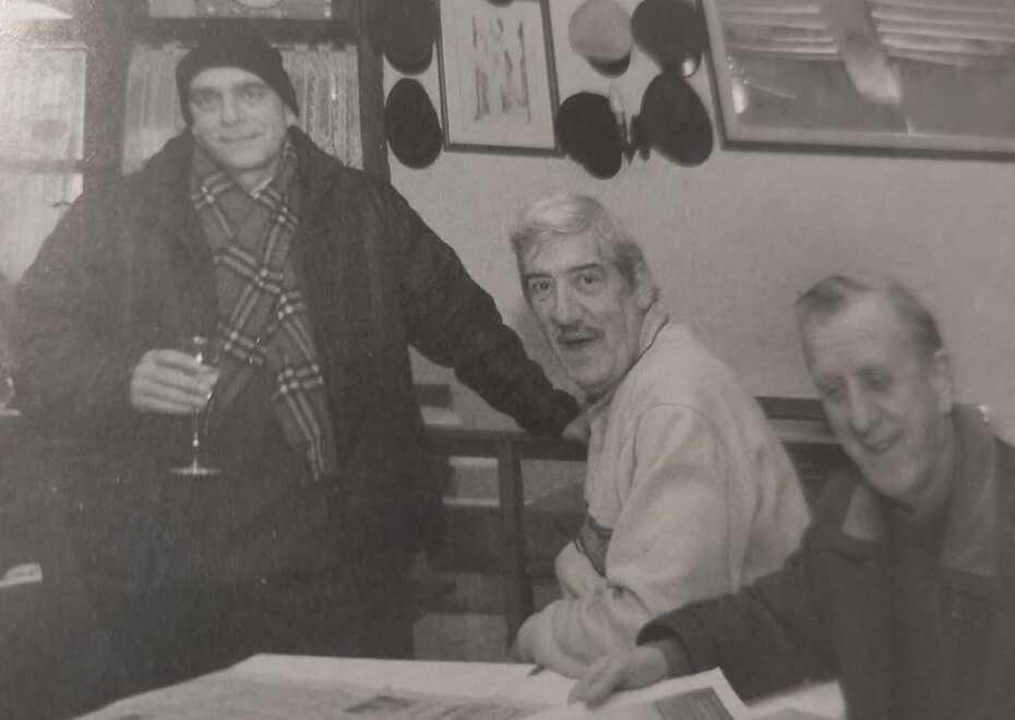 Luciano Paladini al centro con due amici nel suo locale
