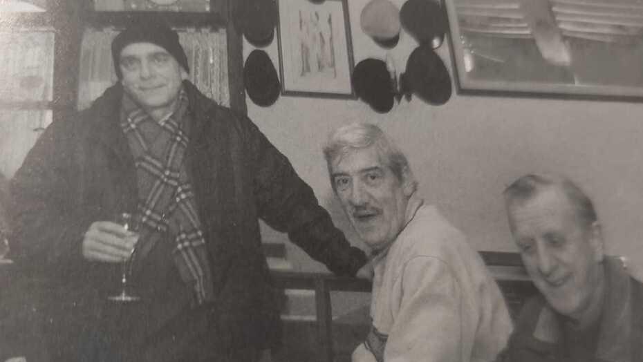 Luciano Paladini al centro con due amici nel suo locale