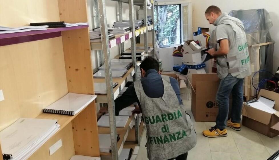 Pisa, libri fotocopiati per intero venduti a 15 euro: tre denunce
