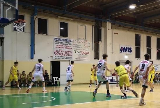 Ragazzi della Cestistica Pescia in campo (foto dal sito della società)