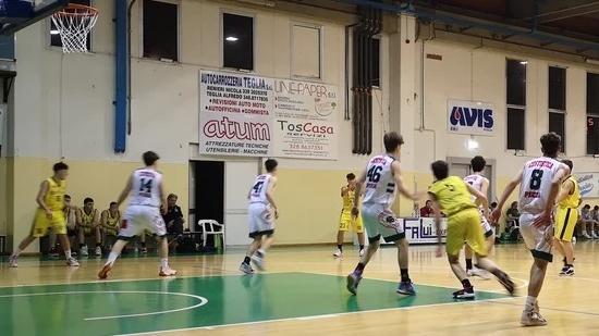 Ragazzi della Cestistica Pescia in campo (foto dal sito della società)