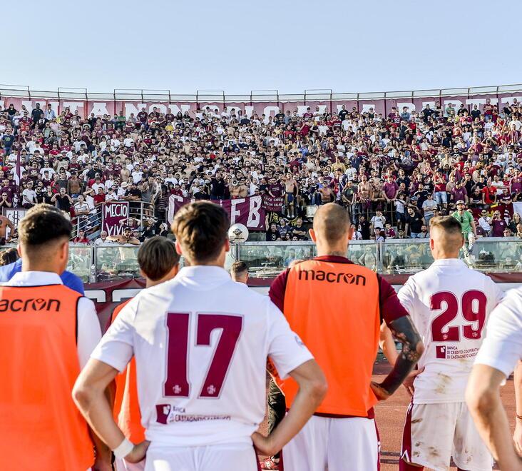 La squadra del Livorno contestata dai tifosi al termine della partita contro il Tau del 15 maggio 2022