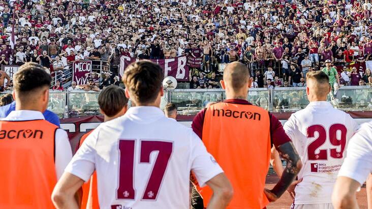 La squadra del Livorno contestata dai tifosi al termine della partita contro il Tau del 15 maggio 2022