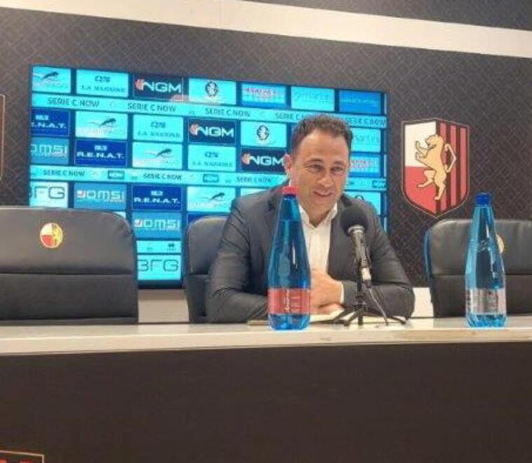 L’amministratore delegato della Lucchese, Lo Faso mentre risponde ai cronisti